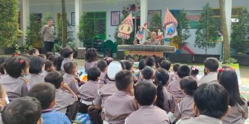 Anak-anak TK terlihat antusias menyimak cerita wayang yang disampaikan AKP Bowo. Foto: Bacaini/AK.Jatmiko