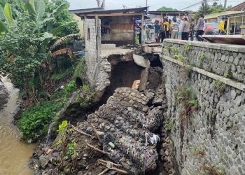 3 Kios dan 1 Rumah Warga di Kediri Amblas Diterjang Luapan Air