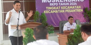 Wali Kota Kediri, Abdullah Abu Bakar di Gedung Kecamatan Pesantren. Foto: Ist