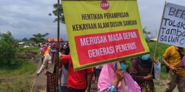 Aksi warga Dusun Sawoan tolak aktivitas tambang galian C. Foto: Bacaini/Fio