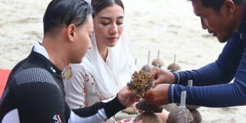 Bupati Trenggalek ikut menanam terumbu karang di Pantai Mutiara. Foto: Bacaini/Aby