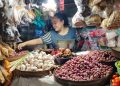 Salah satu pedagang sembako dan bumbu dapur di Pasar Besar Pare. Foto: Bacaini/AK.Jatmiko