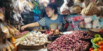 Salah satu pedagang sembako dan bumbu dapur di Pasar Besar Pare. Foto: Bacaini/AK.Jatmiko