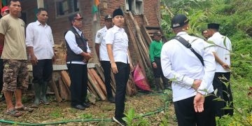 Bupati Arifin di lokasi rumah warga terdampak bencana tanah gerak. Foto: Ist