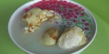 Seporsi es dawet durian di warung milik Alina Dini. Foto: Bacaini/Syailendra