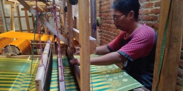Proses produksi tenun ikat tradisional Mojokerto. Foto: Bacaini/Fio