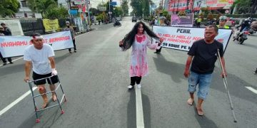 Anggota Satlantas Polres Kediri Kota lakukan sosialisasi bersama talent berdandan hantu. Foto: Bacaini