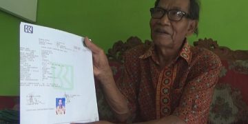 Lukman, CJH lansia asal Jombang menunjukkan bukti pelunasan biaya haji. Foto: Bacaini/Syailendra