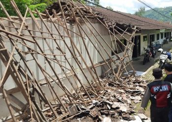 Rapuh, Kantor Polisi di Trenggalek Ambruk Saat Hujan Deras