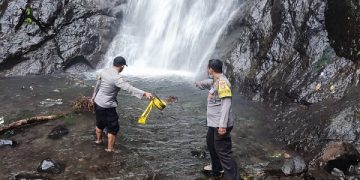 Polisi menunjukkan lokasi wisatawan tewas tertimpa longsor. Foto: Ist