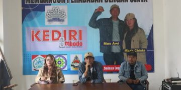 Pasutri Arif Wijaya dan Chinta yang bercita-cita ikut Pilwali Kota Kediri 2024. Foto: Bacaini/AK.Jatmiko