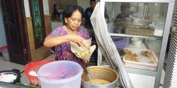 Warung nasi pecel tumpang milik Suryatun. Foto: Bacaini
