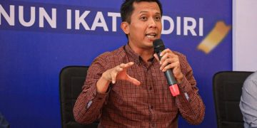 Asisten Perekonomian dan Pembangunan Pemkot Kediri, Ferry Djatmiko di acara Sarasehan Tenun Ikat Kediri Ngopi Nda. Foto: Ist