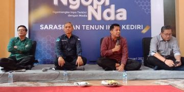 Kegiatan Ngopi Nda, sarasehan tenun ikat kediri. Foto: Bacaini/Novira
