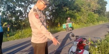 Polisi menunjuk sepeda motor siswa SMP yang meninggal dunia akibat kecelakaan. Foto: Ist