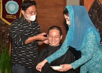 Hari Kanker Sedunia, Bupati Trenggalek Cukur Habis Rambutnya