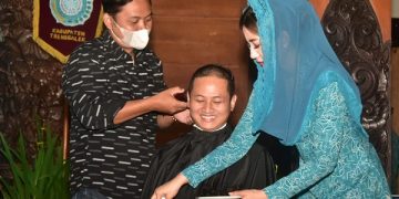 Bupati Trenggalek saat memangkas habis rambutnya. Foto: Bacaini/Aby