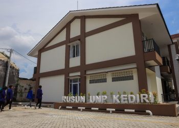 Emil Elestianto Dardak Resmikan Rusun Mahasiswa UNP Kediri