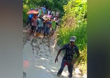 Warga Sakit Ditandu Sejauh 8 Kilometer