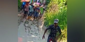 Evakuasi warga sakit di Jombang menggunakan tandu melewati jalan berlumpur. Foto: tangkapan layar video