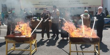 Pemusnahan barang bukti tindak kejahatan di halaman Kantor Kejari Kota Kediri. Foto: Bacaini