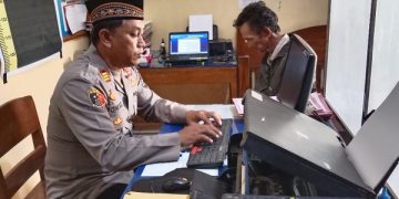 SJ tampak tertunduk lesu saat diinterogasi di Mapolsek Lengkong. Foto: Bacaini/Asep Bahar