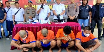Empat orang pelaku curanmor yang diamankan di Mapolres Kediri. Foto: Bacaini/AK.Jatmiko