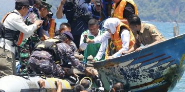 Gubernur Khofifah ikut menenggelamkan terumbu karang di Pantai Mutiara. Foto: Bacaini/Aby