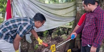 Polisi melakukan olah TKP hilangnya arca di Candi Ganter. Foto: Bacaini/A.Ulul