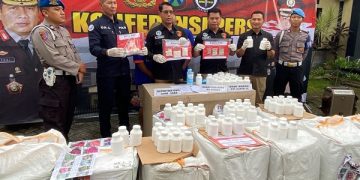 Barang bukti narkotika hasil penggerebekan rumah kontrakan di Kabupaten Kediri. Foto: Bacaini/AK.Jatmiko