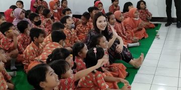 Regina Nadya Suwono menemani anak-anak saat kegiatan sosialisasi bahaya narkoba. Foto: Bacaini/Wahyu