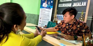 Pendaftar Program Bantuan Modal Usaha di Kantor Kelurahan Jagalan. Foto: Ist