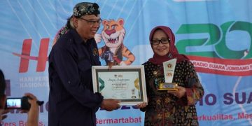 Penyerahan penghargaan dari PWI kepada Bupati Jombang. Foto: Bacaini/Syailendra