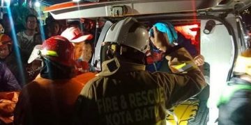 Proses evakuasi dua korban kecelakaan. Foto: Pusdalops BPBD Kota Batu