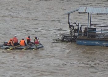 Perahu Tambangan Terseret Sungai Brantas, Penumpang Loncat ke Air