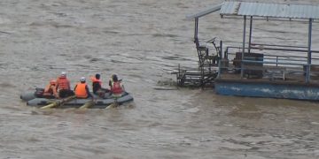 Proses evakuasi perahu penyeberangan yang terseret arus Sungai Brantas. Foto: Bacaini/Syailendra