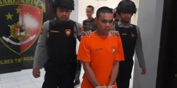 Pelaku FJV digelandang masuk rumah tahanan Polres Trenggalek. Foto: Bacaini/Aby