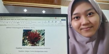 Reynafa Agustin menunjukkan esainya. Foto: HUMAS ITS