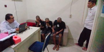 Tiga pelaku pencabulan saat diinterogasi petugas kepolisian. Foto: Bacaini/AK.Jatmiko