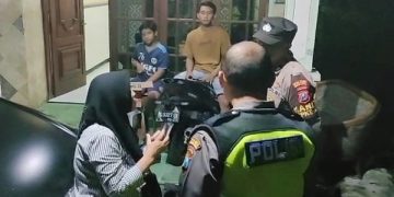 Petugas kepolisian melakukan olah TKP di rumah Eko Darmadi. Foto: Bacaini/Wahyu