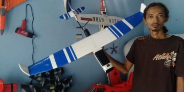 Riyanto menunjukkan salah satu pesawat RC aeromodelling buatannya. Foto: Bacaini/Fio