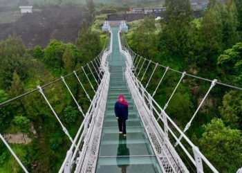 Khofifah Terpeleset, Ketahui Bahaya Jembatan Kaca