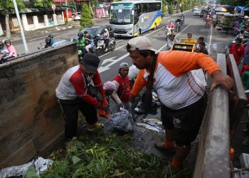 Warga Surabaya Kumpulkan 700 Ton Sampah Sehari