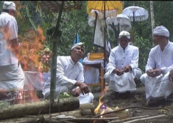 Upacara Melasti Umat Hindu di Lereng Gunung Anjasmoro