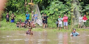 Warga mencari ikan di Sungai Brantas. Foto: Humas pemkot