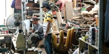 Agus Suyono di bengkel Sugaly Art, tempat produksi berbagai karya seni dari limbah kayu. Foto: Bacaini/Fio