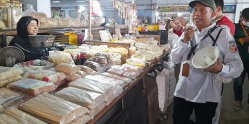 Ketua Bawaslu Kota Kediri saat sosialisasi Pemilu 2024 di Pasar Setono Betek. Foto: Bacaini