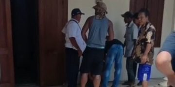 Warga mengerumuni maling di rumah pengurus Ponpes. Foto: Ist