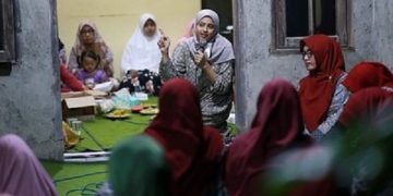 Bunda Fey saat hadiri Pengajian Al-Istiqomah di lingkungan RW 8 Kelurahan Gayam. Foto: Ist