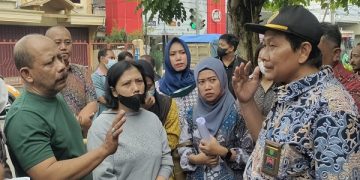 Perdebatan antara keluarga Endang dengan Panitera PN Kota Kediri. Foto: Bacaini/AK.Jatmiko